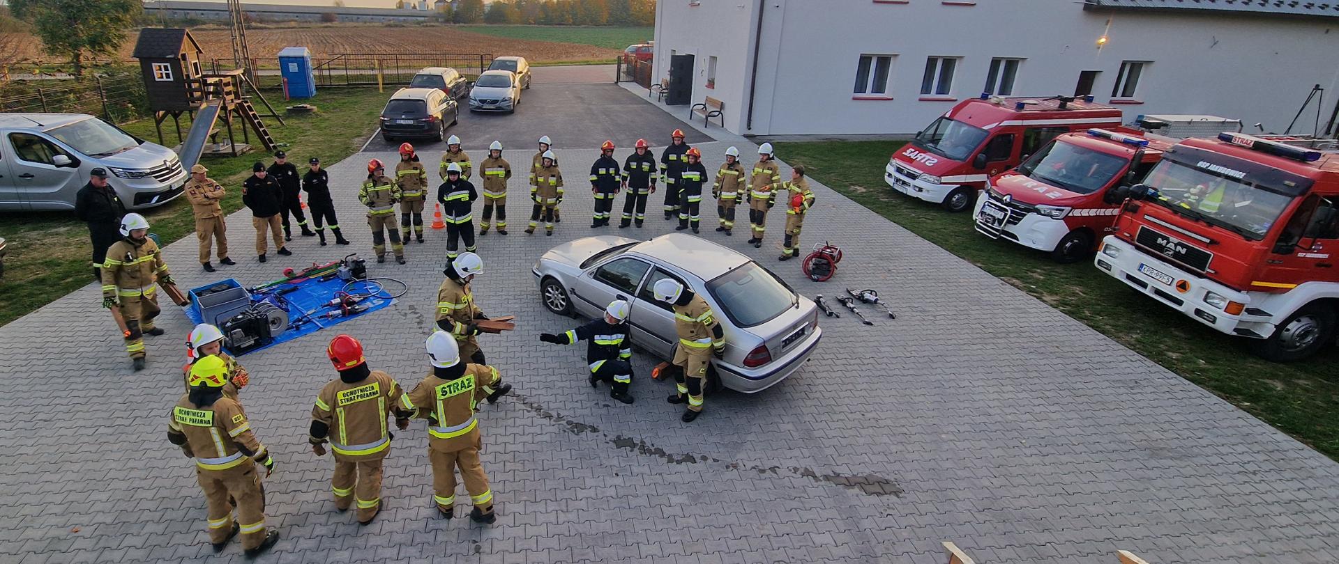 Strażacy szkolą się tnąc wrak samochodu