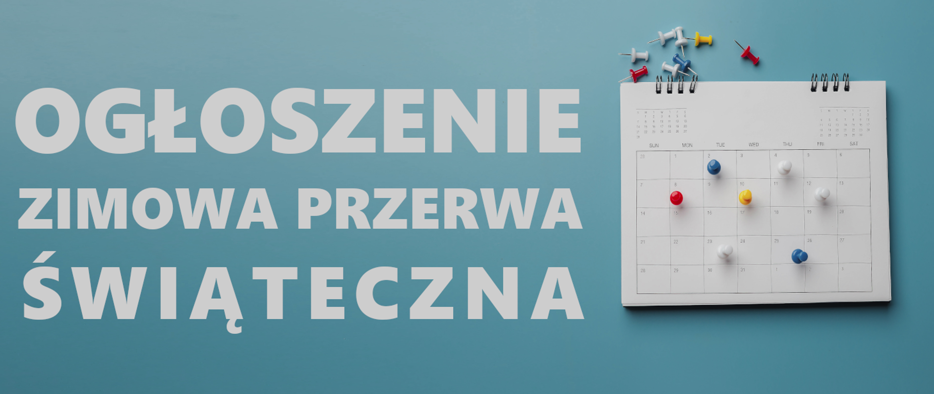 Grafika z białym kalendarzem biurowym i kolorowymi pinezkami na błękitnym tle. Po lewej stronie napis "Ogłoszenie Zimowa Przerwa Świąteczna".