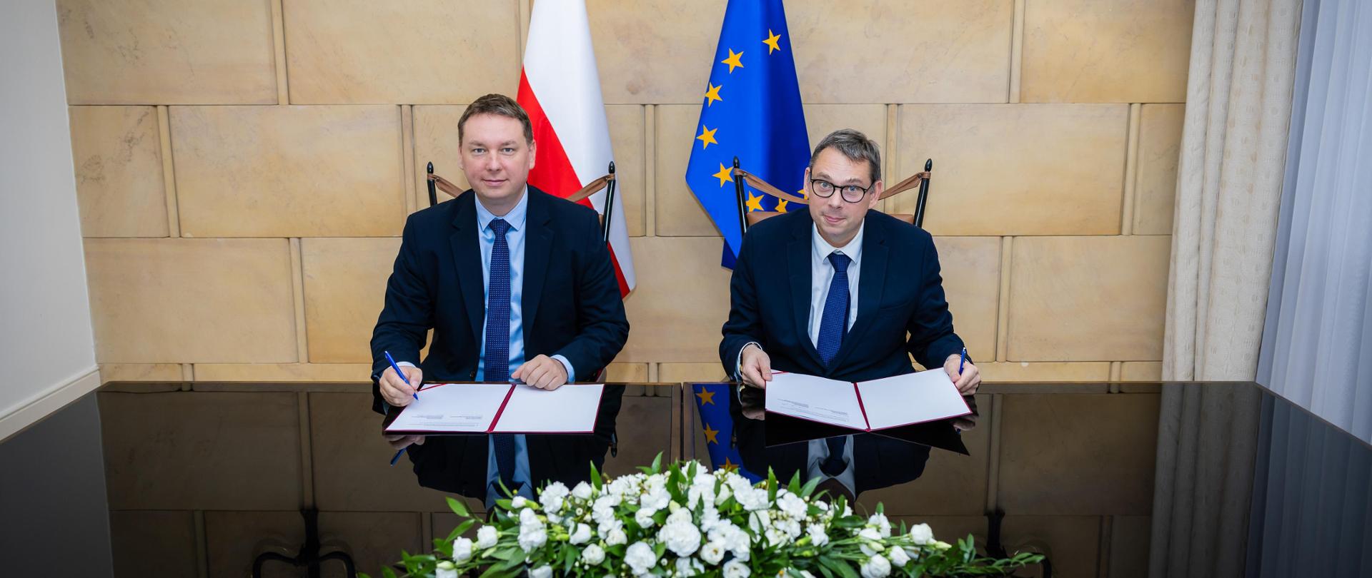 Wiceminister Jakub Wiśniewski i wiceminister Marek Krawczyk podczas podpisania porozumienia