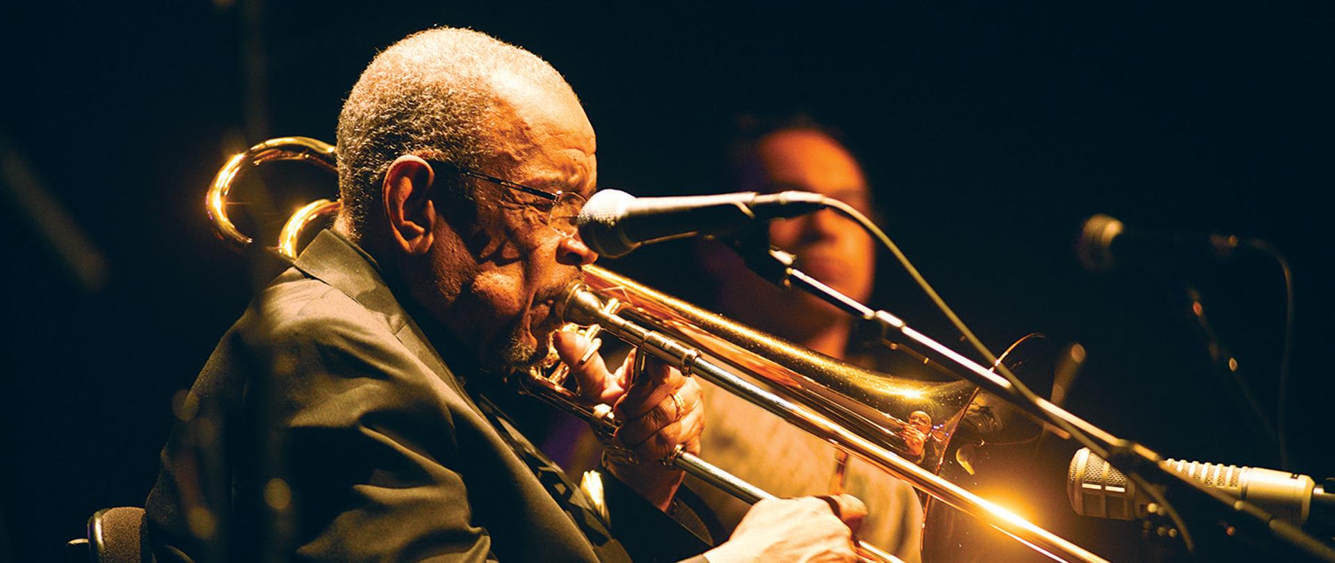 Fred Wesley grający na puzonie