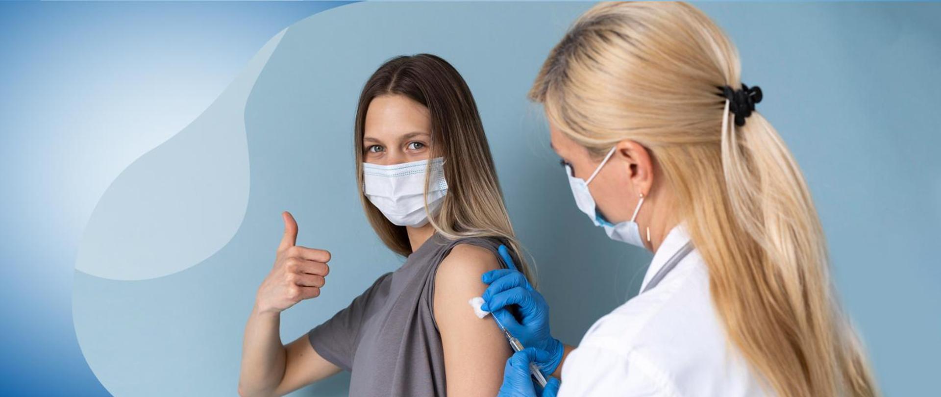 Młoda kobieta w maseczce na twarzy przyjmuje w ramię szczepionkę, którą podaje kobieta w białym fartuchu i w maseczce