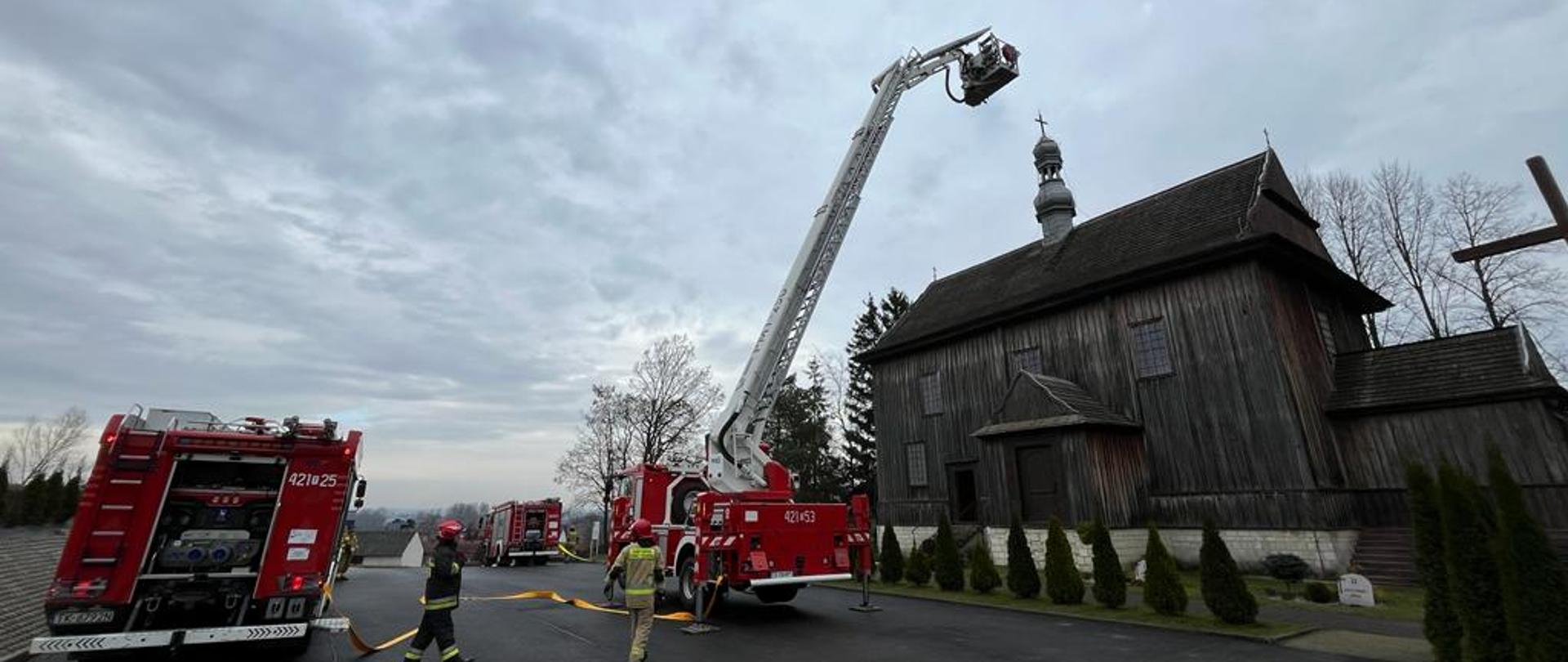 Ćwiczenia strażaków na obiekcie Kościoła w miejscowości Topola