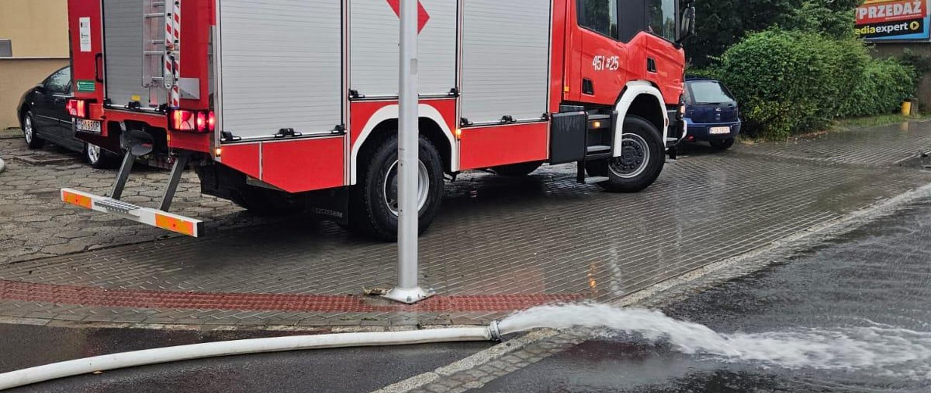Samochód pożarniczy i pompownie wody