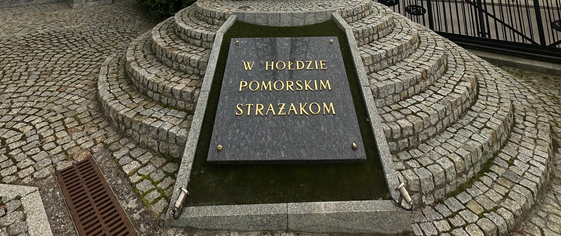 W hołdzie wszystkim zmarłym pomorskim strażakom złożono wieniec oraz zapalono znicz.