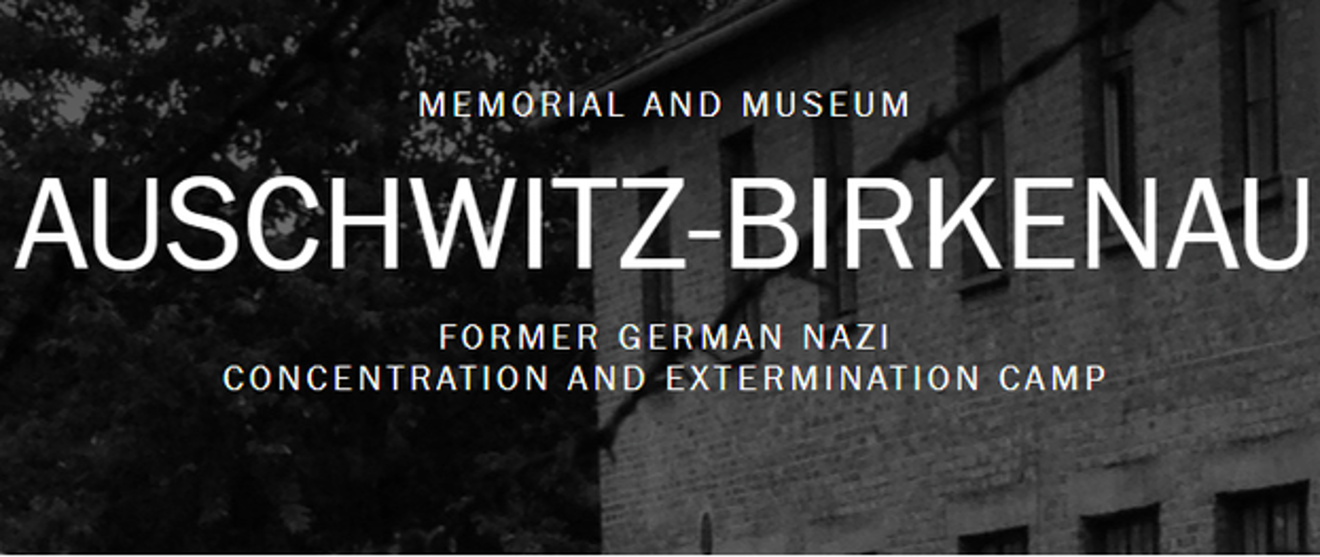 biały napis na czarno-białym zdjęciu budynku i drzew o treści: Memorial and museum Auschwitz-Birkenau former german nazi concentrations and extermination camp