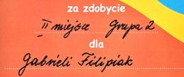 Zdjęcie przedstawia dyplom dla uczennicy za zajęcie drugiego miejsca. W tle graficzne wzory o kolorze niebieskim, żółtym, pomarańczowym i granatowym z graficznym rysunkiem instrumentów dętych.