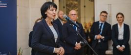 Minister Radosław Sikorski wręczył Nagrodę im. Andrzeja Kremera "Konsul Roku" za lata 2023 i 2024. Podsekretarz stanu Henryka Mościcka-Dendys wygłasza laudatio na cześć laureatów ówczesnej konsul Anny Chabros i konsula Stanisława Gulińskiego.