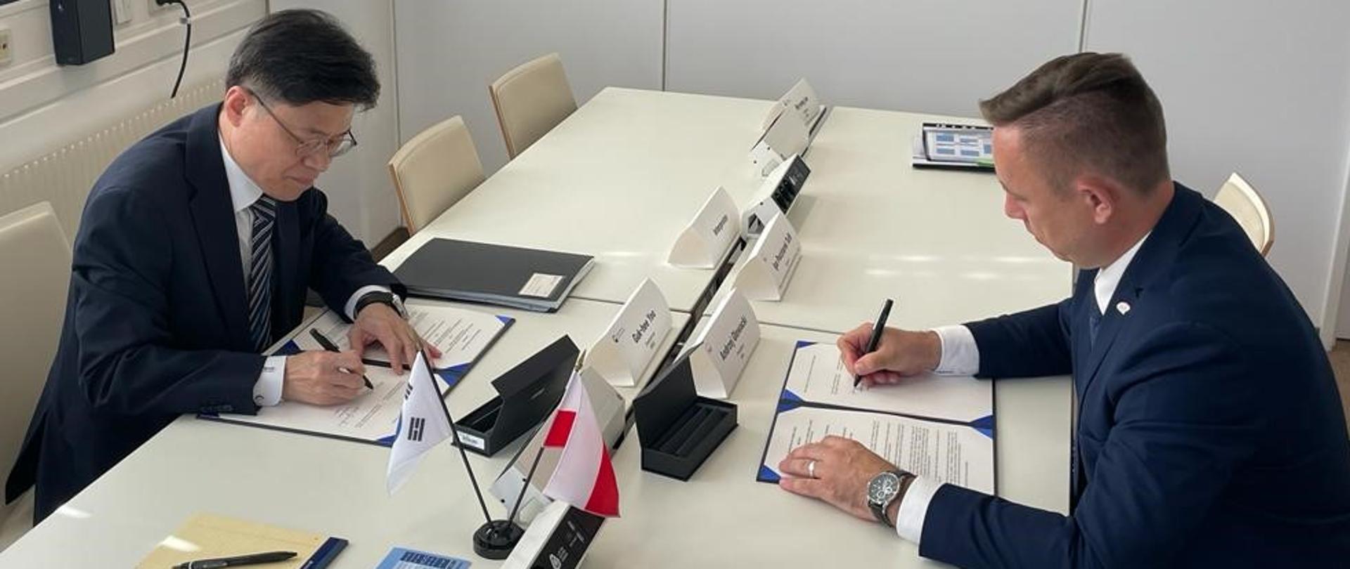 Gukhee YOO, Chairman of the Nuclear Safety and Security Commission of South Korea, and Andrzej Głowacki, President of the National Atomic Energy Agency, sign a cooperation agreement