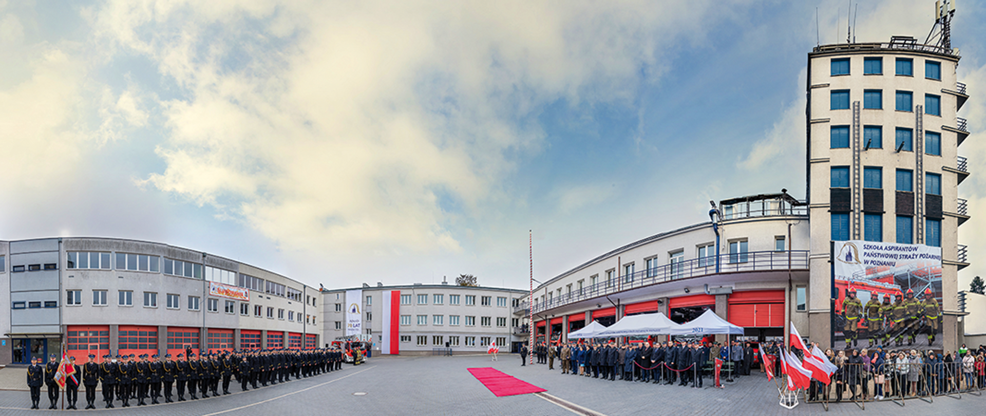 Panorama Szkoły Aspirantów PSP w Poznaniu podczas uroczystej promocji absolwentów.