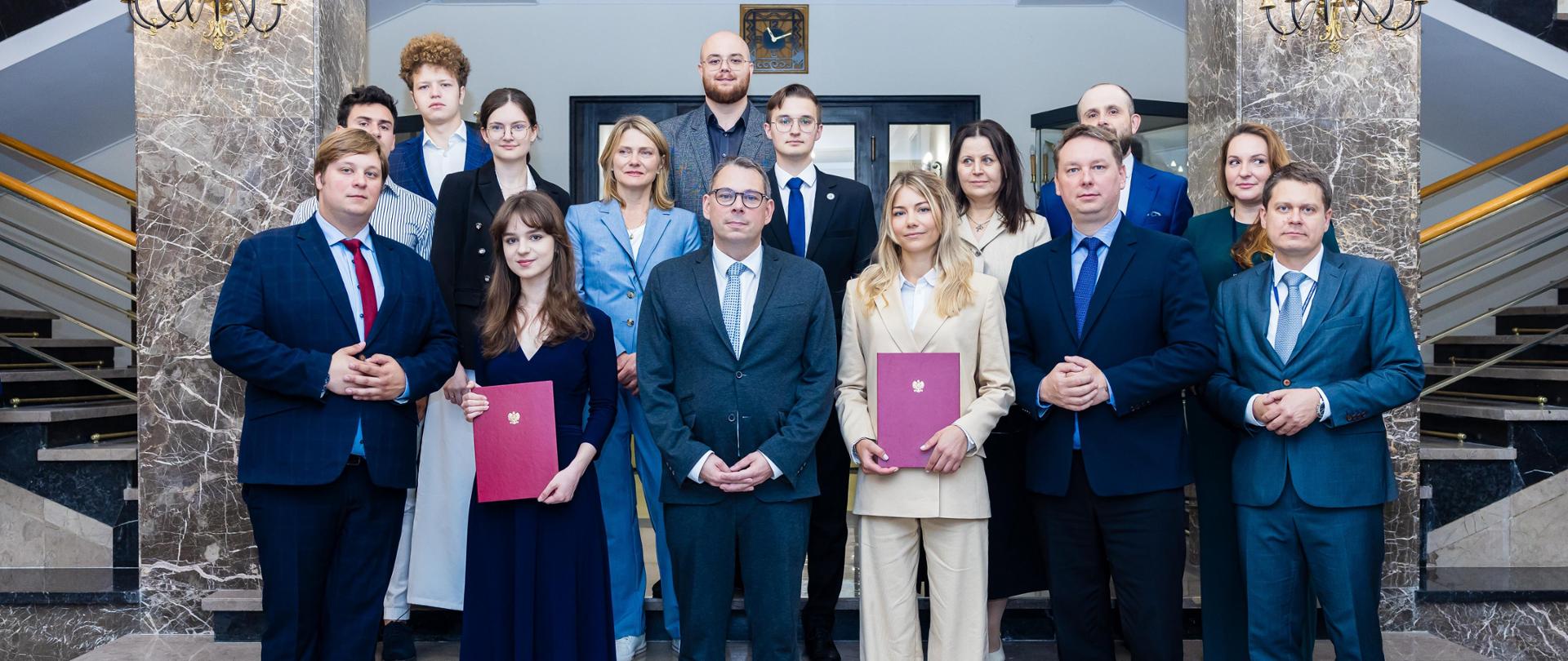 Wiceminister Jakub Wiśniewski wręczył nominacje młodzieżowym delegatkom do ONZ 2024/2025