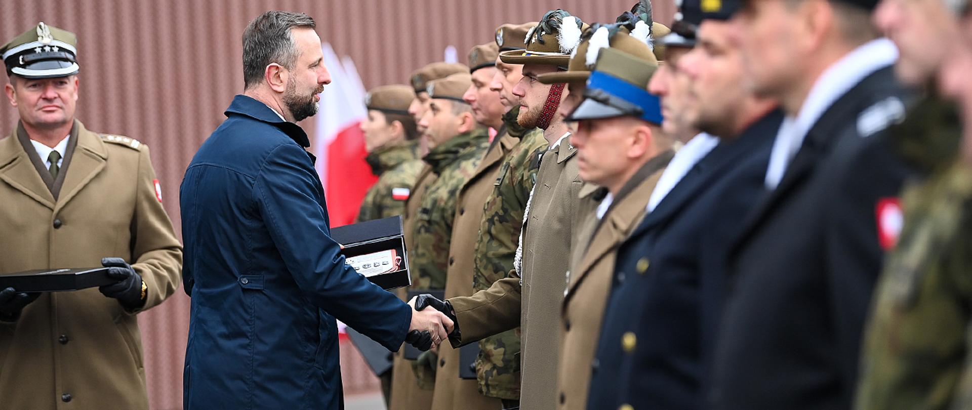 W czwartek (7 listopada br.) przed Muzeum Wojska Polskiego w Warszawie, Władysław Kosiniak-Kamysz, wicepremier, minister obrony narodowej, wręczył żołnierzom i pracownikom resortu odznaczenia z okazji Narodowego Święta Niepodległości oraz zainaugurował działalność Centrum Edukacji Historyczno-Patriotycznej Muzeum Wojska Polskiego.