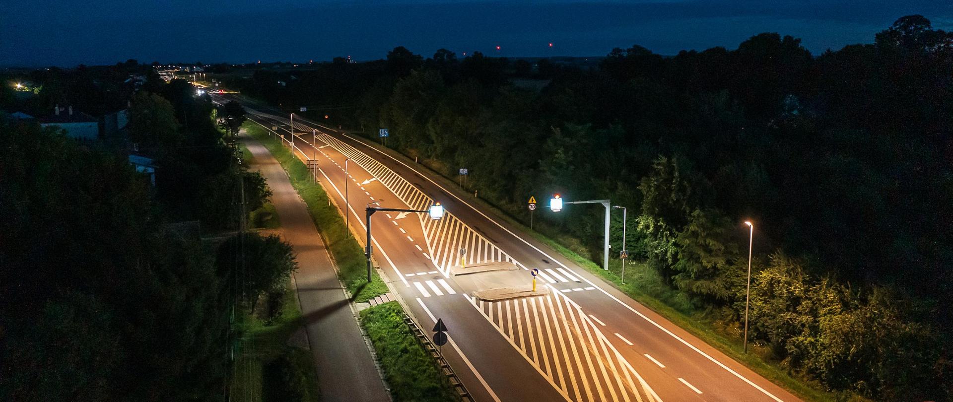 Widok w nocy drogi krajowej nr 77 w Zadąbrowiu i przejścia dla pieszych, które zostało doświetlone