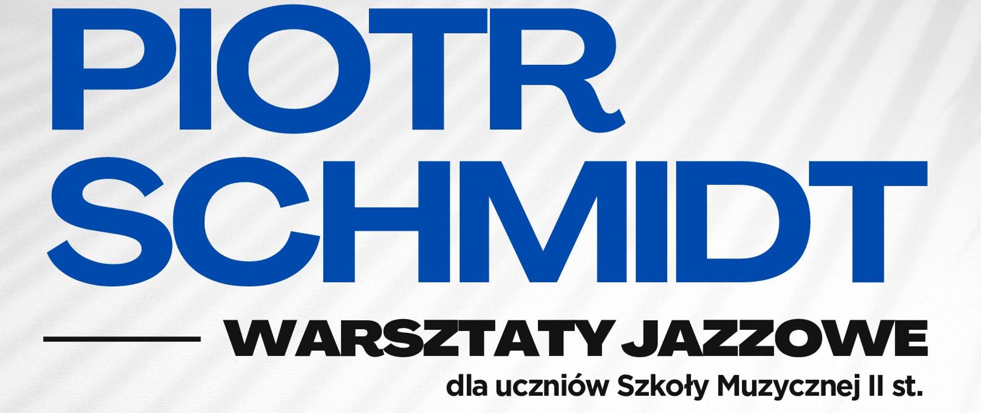 Od połowy w górę zdjęcie grającego trębacza w kapeluszu i marynarce imitującej skórę węża. Poniżej niebieskie i czarne litery na białym tle, zwiastujące warsztaty jazzowe. W lewym dolnym rogu logo szkoły.