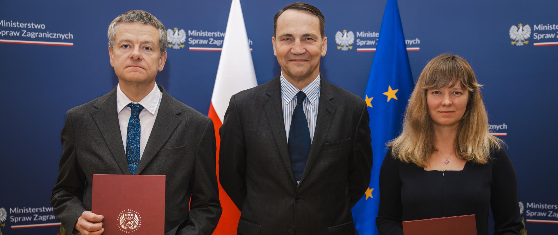 Minister Radosław Sikorski wręczył Nagrodę im. Andrzeja Kremera "Konsul Roku" za lata 2023 i 2024. Po lewej konsul Stanisław Guliński, w środku Minister Spraw Zagranicznych Radosław Sikorski, po prawej ówczesna konsul Anna Chabros.