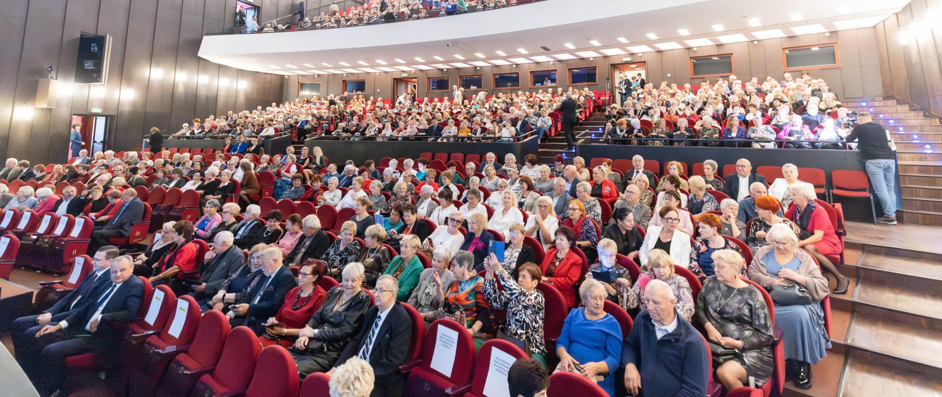 Uczestnicy Gali Silver Rose 2024, która odbyła się w Teatrze Wielkim w Łodzi. 