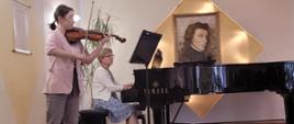 Pani Karolina Lizurej grająca na skrzypcach oraz akompaniująca na fortepianie Pani Elżbieta Malinowska podczas uroczystości rozpoczęcia roku szkolnego roku szkolnego 2023/2024 w auli PSM w Kłodzku
