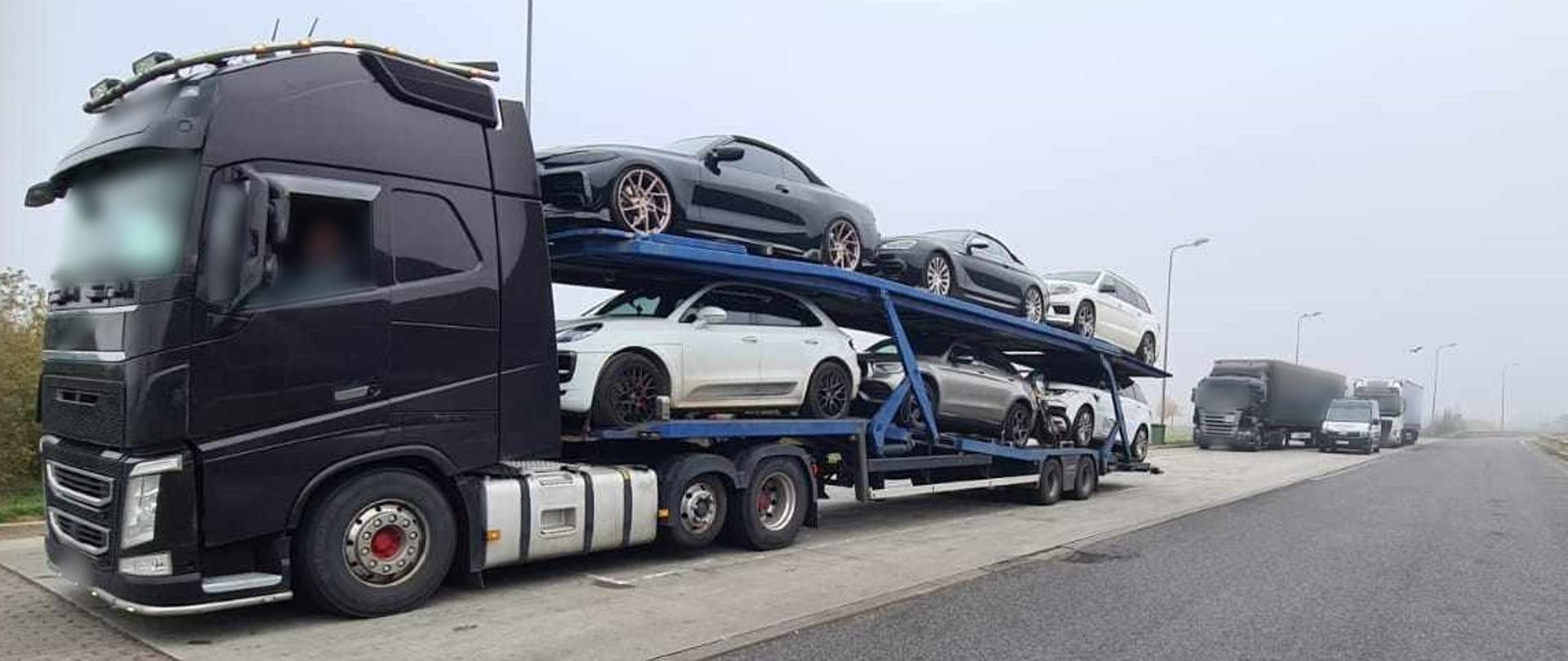 Estońska ciężarówka, zatrzymana do kontroli na autostradzie A2, w pobliżu Brwinowa przez patrol mazowieckiej Inspekcji Transportu Drogowego. W toku kontroli stanu technicznego stwierdzono nadmierne zużycie bieżnika jednej z opon naczepy.