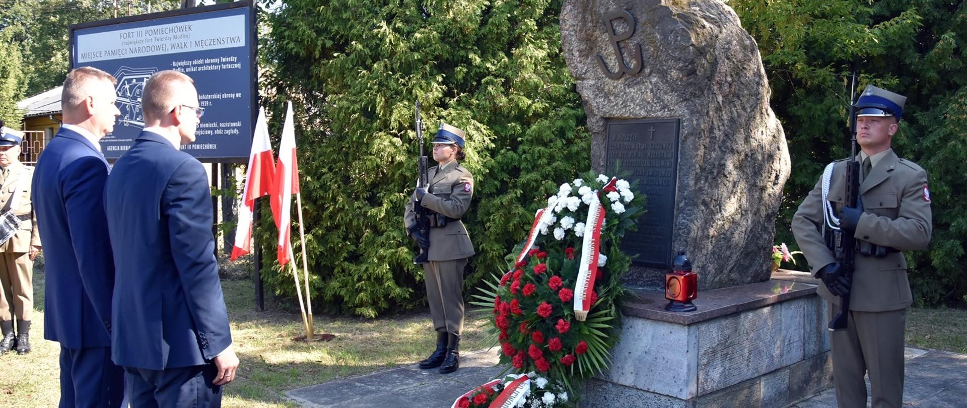 Wicewojewoda Mazowiecki Artur Standowicz i dr Piotr Oleńczak, Pełnomocnik Wojewody ds. Kombatantów i Osób Represjonowanych oddają hołd w miejscu upamiętnienia.