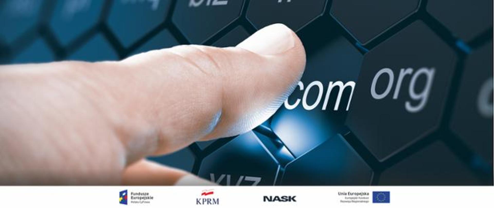 zdjęcie dłoni wskazującej palcem klawiaturę komputera z napisem com