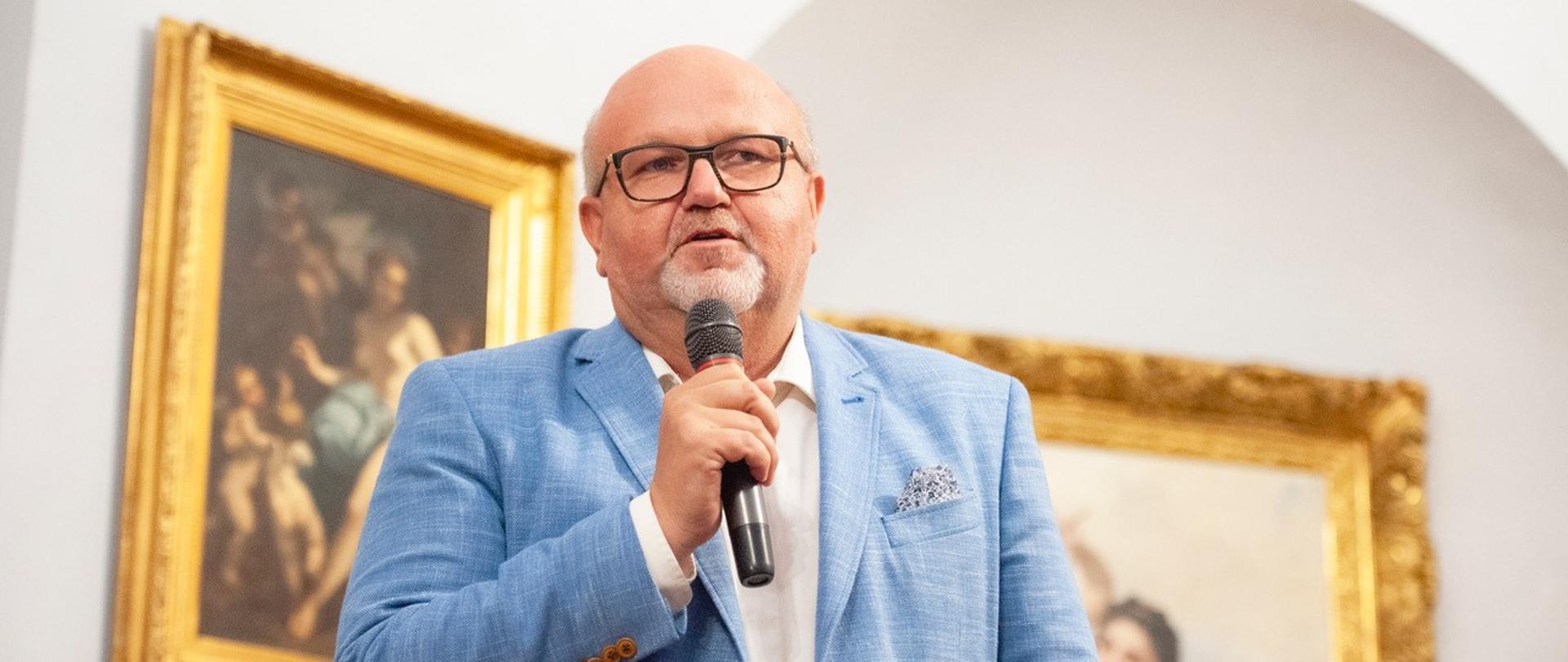 Eryk Mistewicz - Presidente del Instituto Nowych Mediów, editor de la revista mensual de opinión “Wszystko co najważniejsze”, ganador del Premio Pulitzer Polaco.
