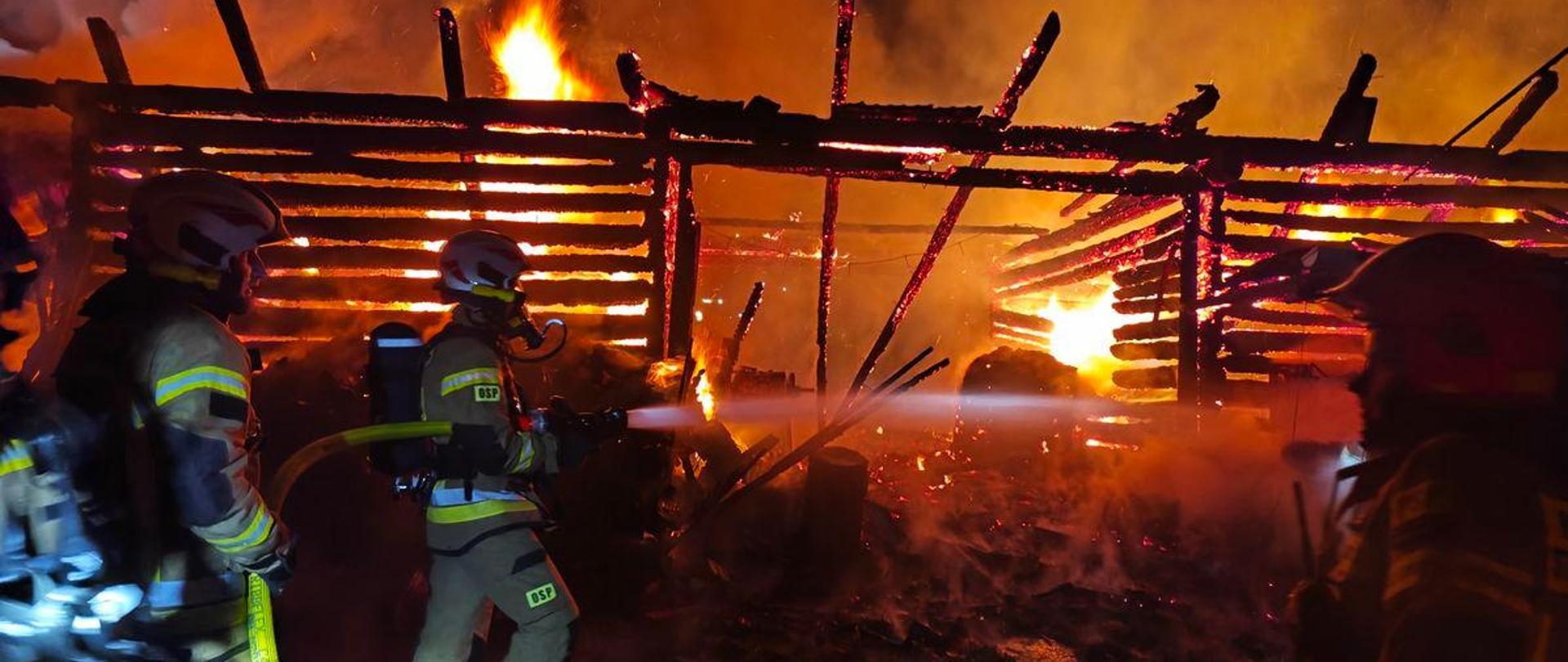 Strażacy gaszą budynek gospodarczy