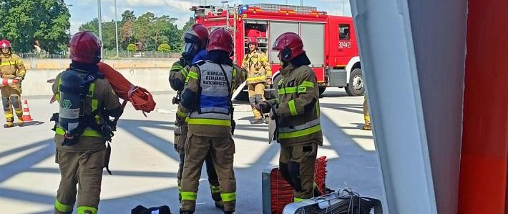 Strażacy podczas ćwiczeń