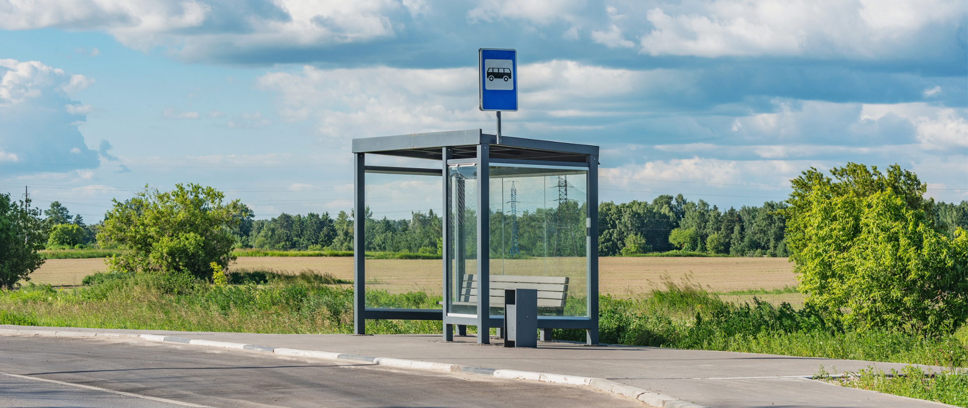 przystanek autobusowy w pięknej, sielankowej scenerii