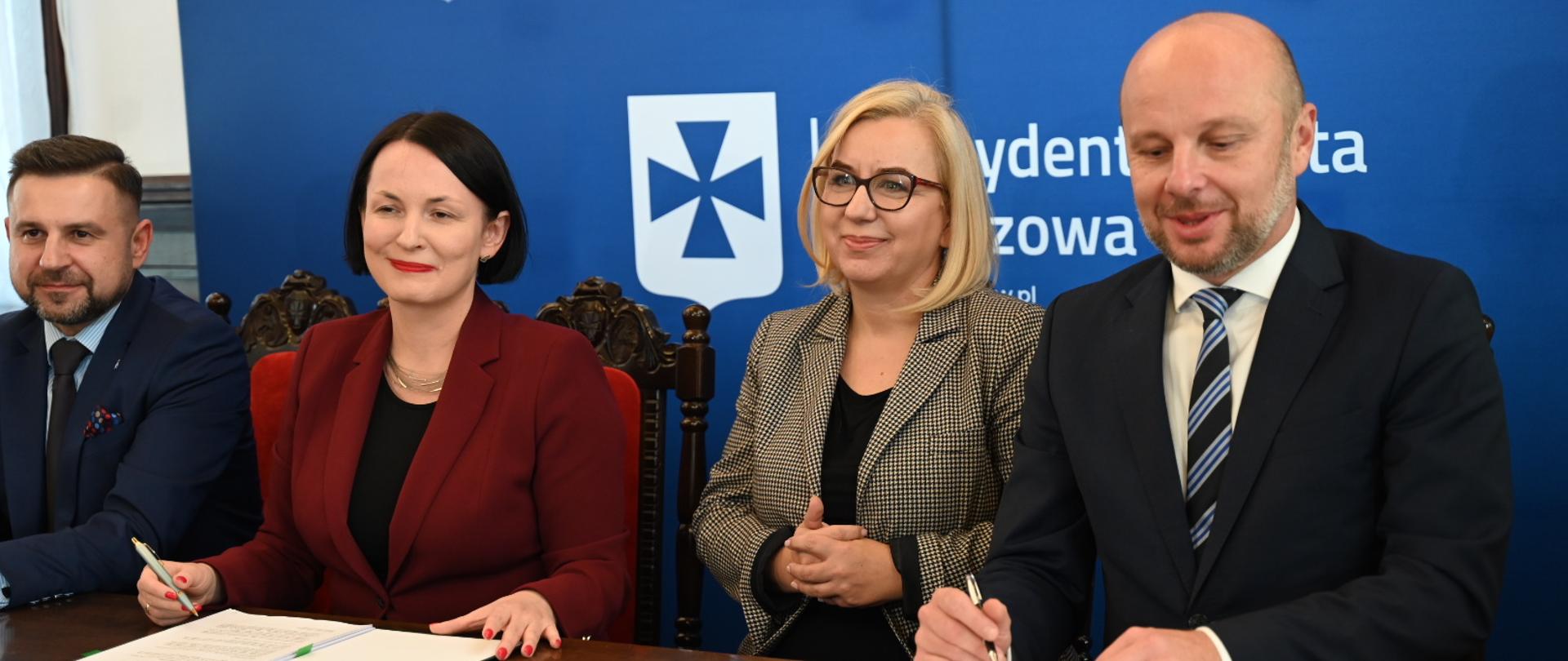 Krzysztof Stańko, zastępca prezydenta Rzeszowa, Dorota Zawadzka-Stępniak, prezes zarządu NFOŚiGW, Paulina Hennig-Kloska, ministra klimatu i środowiska i
Konrad Fijołek, prezydent Rzeszowa podczas podpisywania umowy w ramach programu "Zielony transport publiczny".
