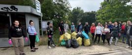 Sprzątanie brzegów rzeki Bystrzyca we Wrocławiu przez wolontariuszy.