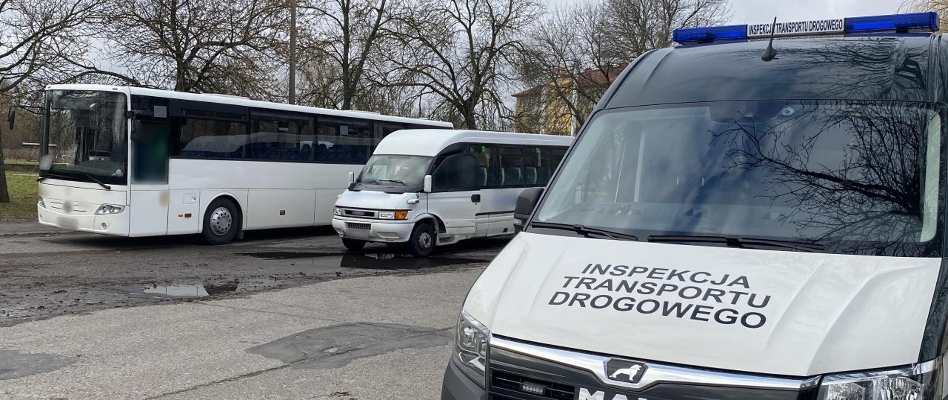 Funkcjonariusze Inspekcji Transportu Drogowego prowadzą kontrole autobusów podmiejskich na Mazowszu.