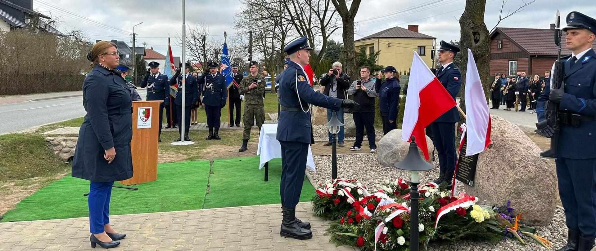 Uroczystość posadzenia dębu pamięci i odsłonięcia tablicy pamiątkowej poświęconej braciom Marianowi i Juliuszowi Aksmanom z Jakubowa