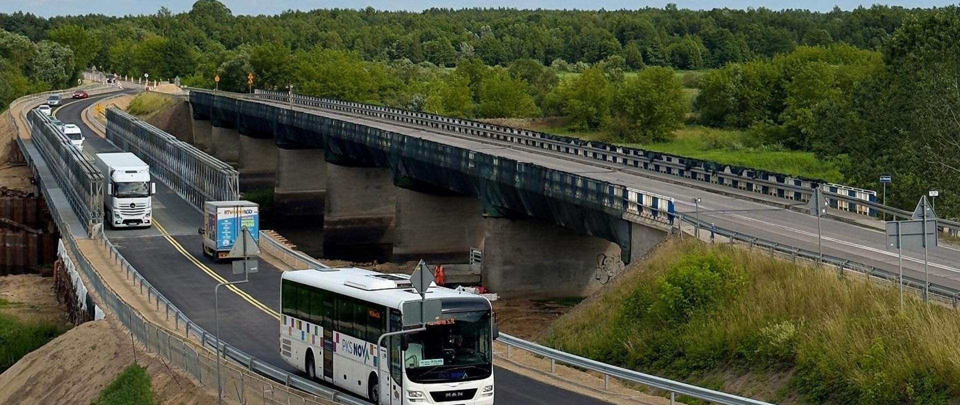 Dwa mosty przez rzekę Narew - stary zamknięty i tymczasowy po którym jadą pojazdy
