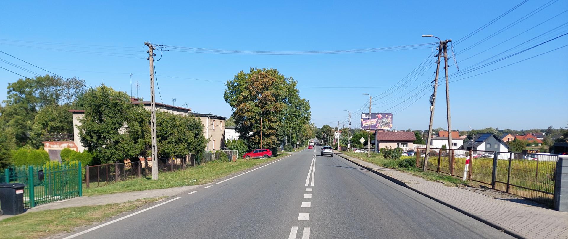 Po lewej stronie jeszcze zieleń w postaci trawy. Niedługo trawę zastąpi wygodny i bezpieczny chodnik