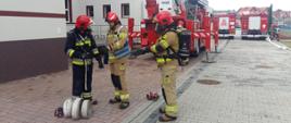 Ćwiczenia strażaków na obiekcie szkoły podstawowej
