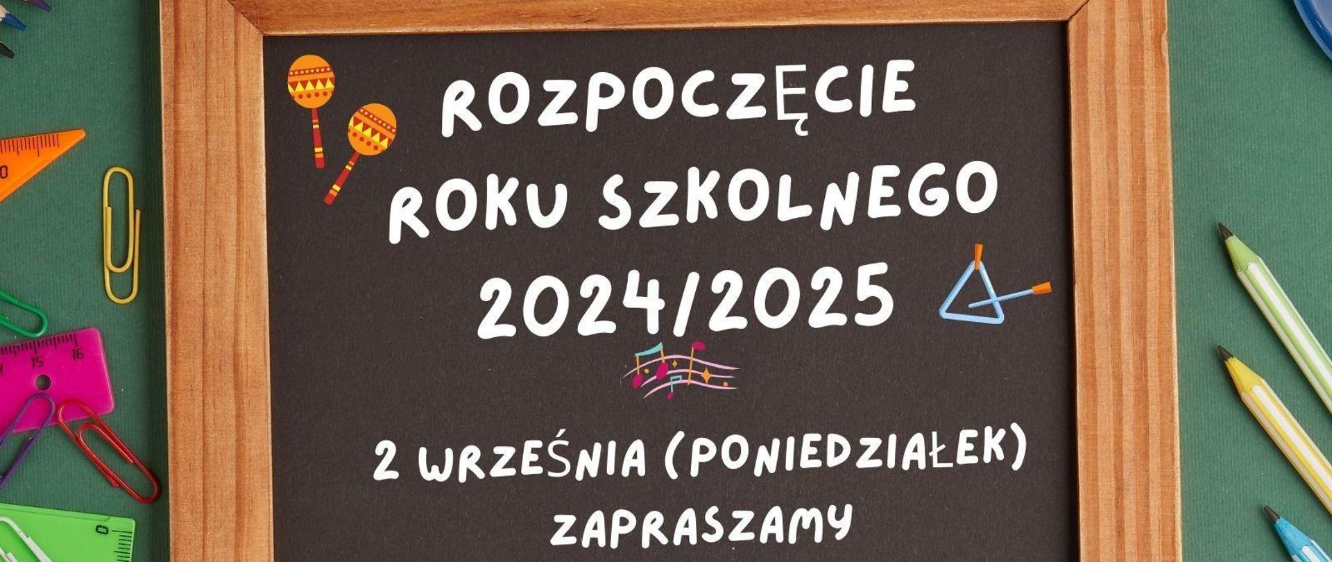 W centralnej części obrazek w drewnopodobnej ramce, przedstawiający zapowiedź rozpoczęcia roku szkolnego napisaną białymi i niebieskimi literami na czarnym tle, przeplataną kolorowymi emitikonami, przedstawiającymi kolorowe elementy muzyczne. W lewym dolnym rogu biała kreda szkolna. Całość otoczona fragmentem zielonego blatu, na którym znajdują się artykuły biurowe. W lewym górnym rogu logo szkoły.