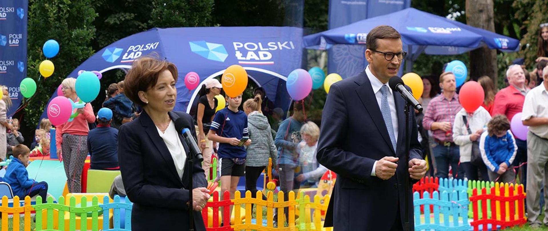 Premier Mateusz Morawieckie oraz Minister Marlena Maląg podczas spotkania z rodzinami w Żabiej Woli