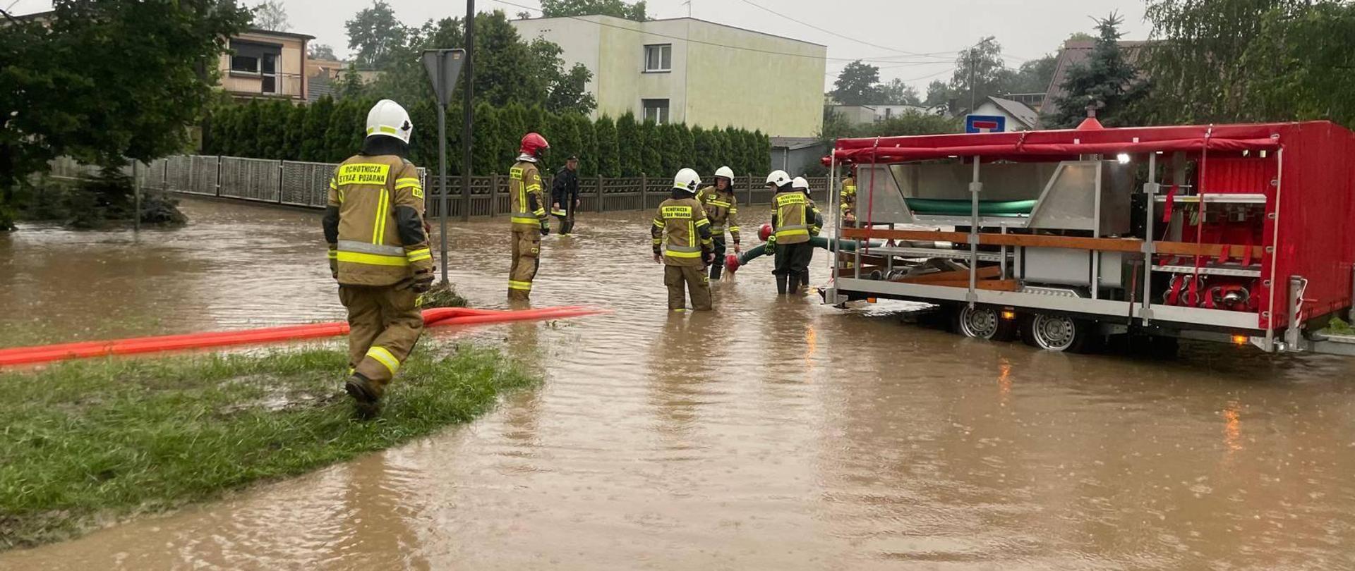 działania ratownicze prowadzone w zwiazku z ulewami w powiecie pleszewskim, pompowanie wody i zalane posesje