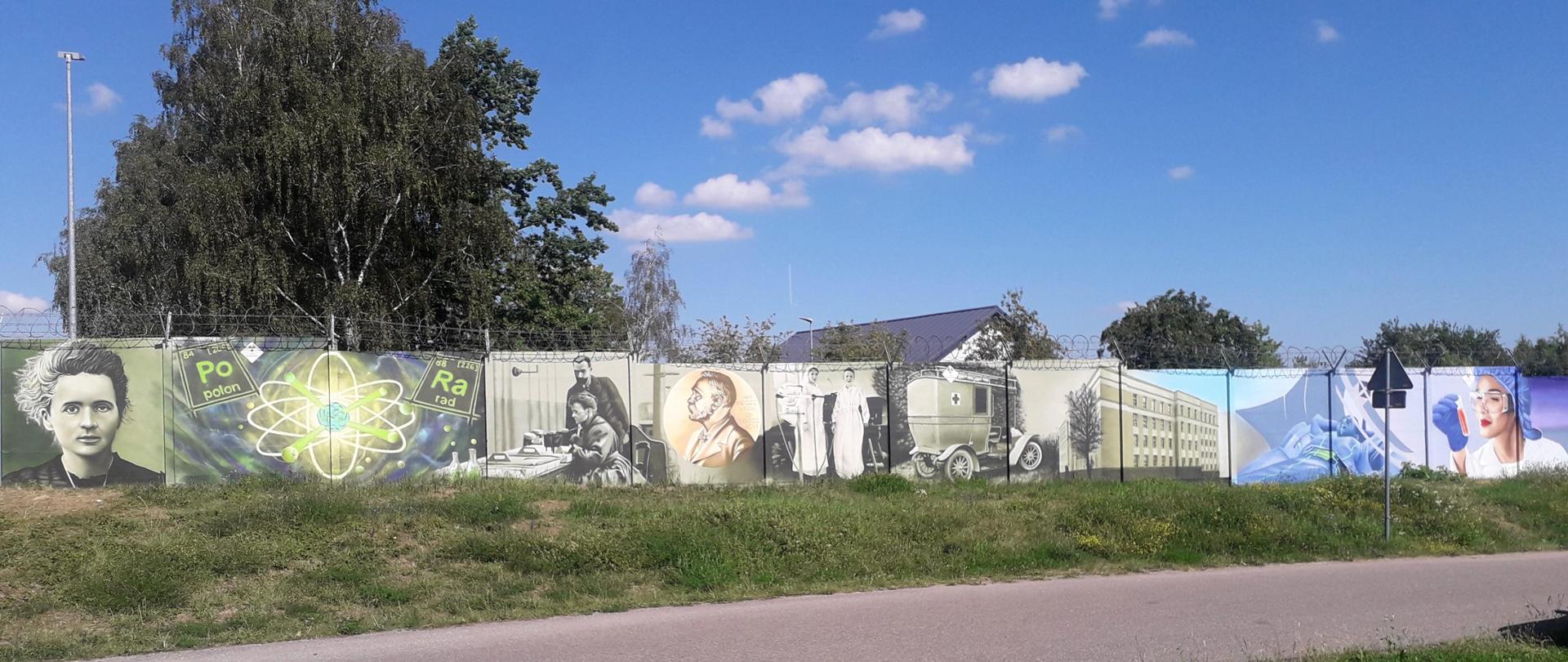 Zdjęcie panoramiczne części muralu na ogrodzeniu KSOP od strony różańskiego Placu Targowego