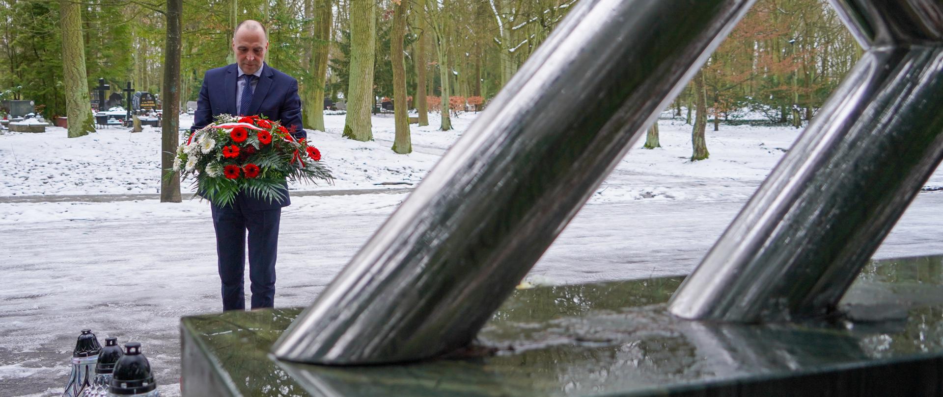 wojewoda składa kwiaty pod pomnikiem upamiętniającym Ofiary katastrofy promu Jan Heweliusz