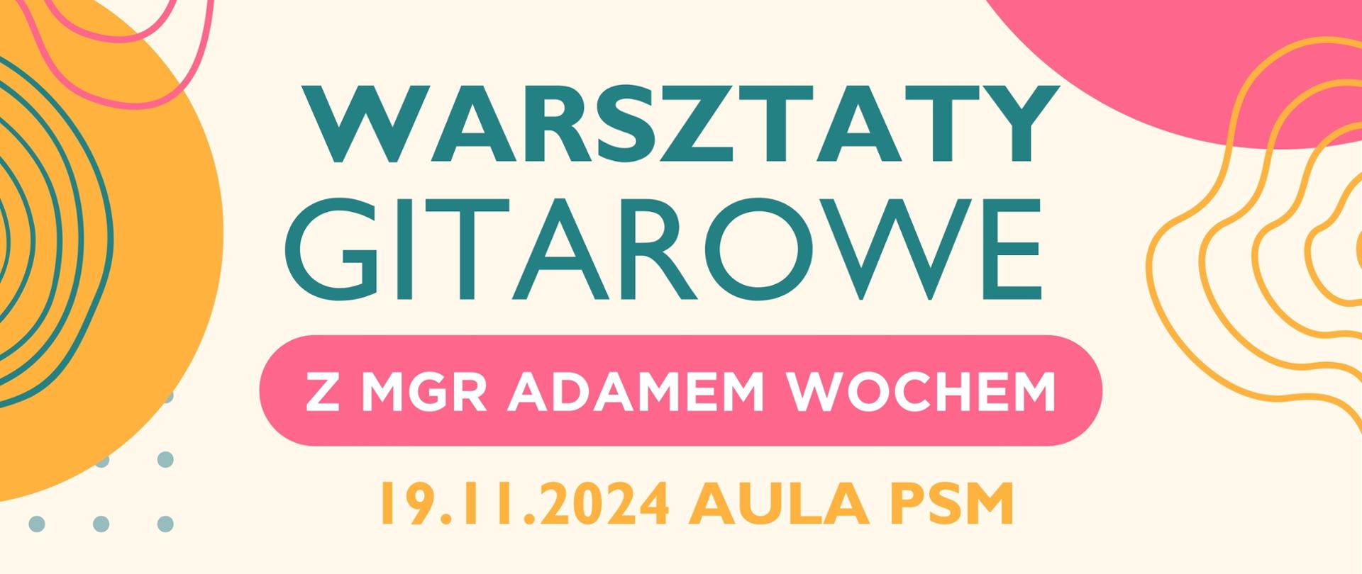 Kremowy plakat z licznymi kolorowymi ozdobami. Przy brzegach plakatu znajdują się pomarańczowe i różowe plamy o różnych kształtach, niebieskie kropki, niebieski nuty oraz wiele różowych, niebieskich i pomarańczowych linii ozdobnych kształtem przypominających falę. W lewym dolnym rogu okrągłe zdjęcie Adama Wocha - mężczyzna ubrany jest w białą koszulę i pomarańczową kurtkę. Pozuje na brązowym tle. Centralna część plakatu zawiera informacje dot. Warsztatów gitarowych, daty wydarzenia: "19.11.2024", miejsca: "Aula PSM" oraz programu wydarzenia, w tym recital Adama Wocha o godzinie 16:00. U dołu logo Państwowej Szkoły Muzycznej I i II st. im. Oskara Kolberga w Szczecinku