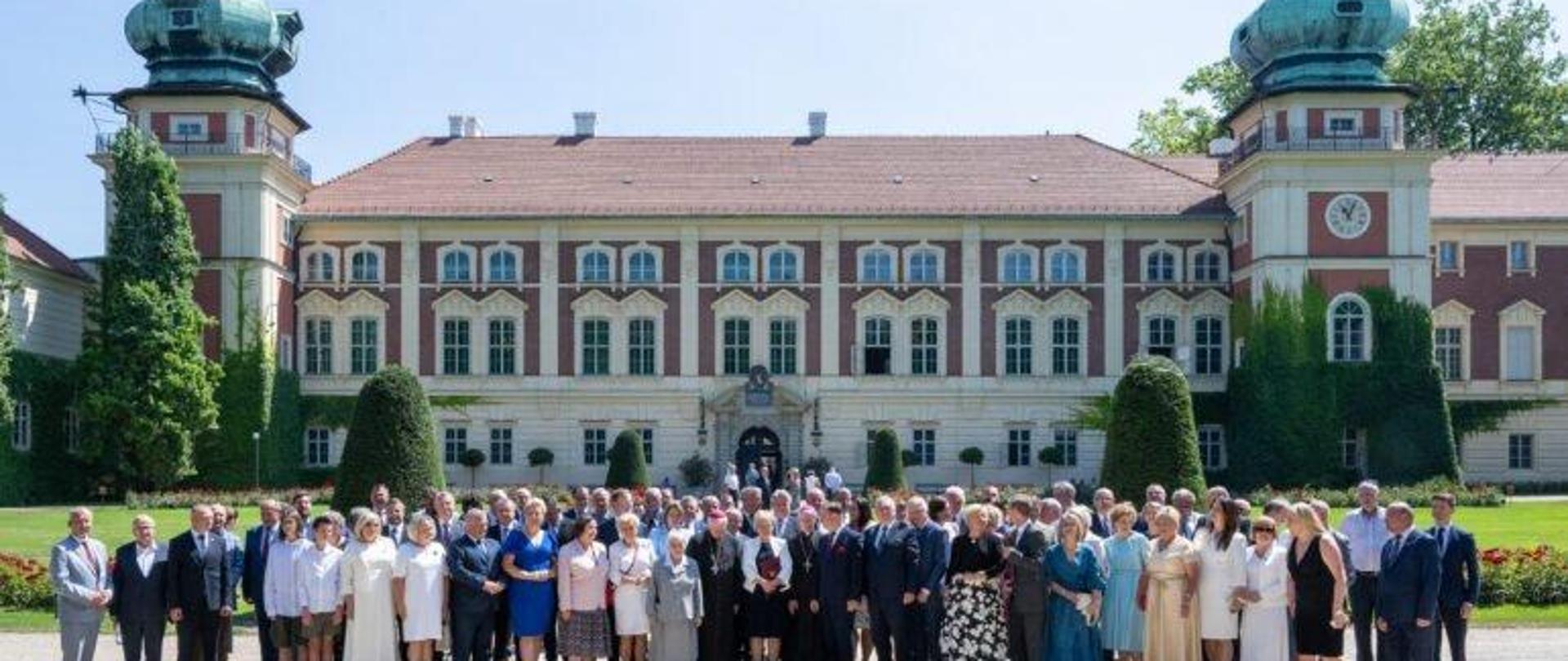 Uczestnicy uroczystości przed Zamkiem w Łańcucie