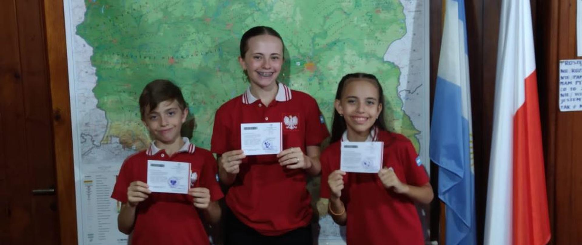 Troje uczniów z prowincji Misiones, Ignacio Agustin, Ludmila Juana i Camila Mariana, otrzymały polskie legitymacje szkolne, wydane przez Monikę Perendyk, Konsula RP w Argentynie. 