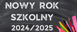 Czarna tablica z napisem "Rok szkolny 2024/2025". W prawym rogu leżą kolorowe zeszyty, przybory szkolne i jabłko.