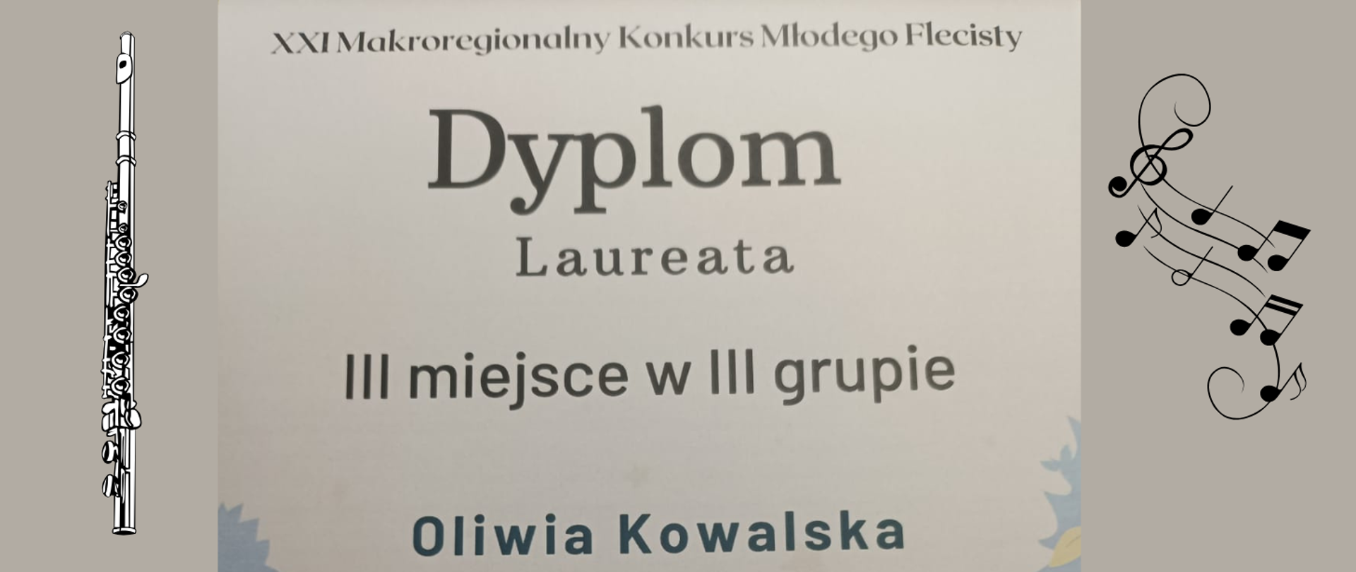 W centralnej części fragment dyplomu laureata dla Oliwii Kowalskiej za zajęcie III miejsca w III grupie na XXI Makroregionalnym Konkursie Młodego Flecisty. Z lewej strony grafika fletu poprzecznego, a z prawej - nuty na pięciolinii.