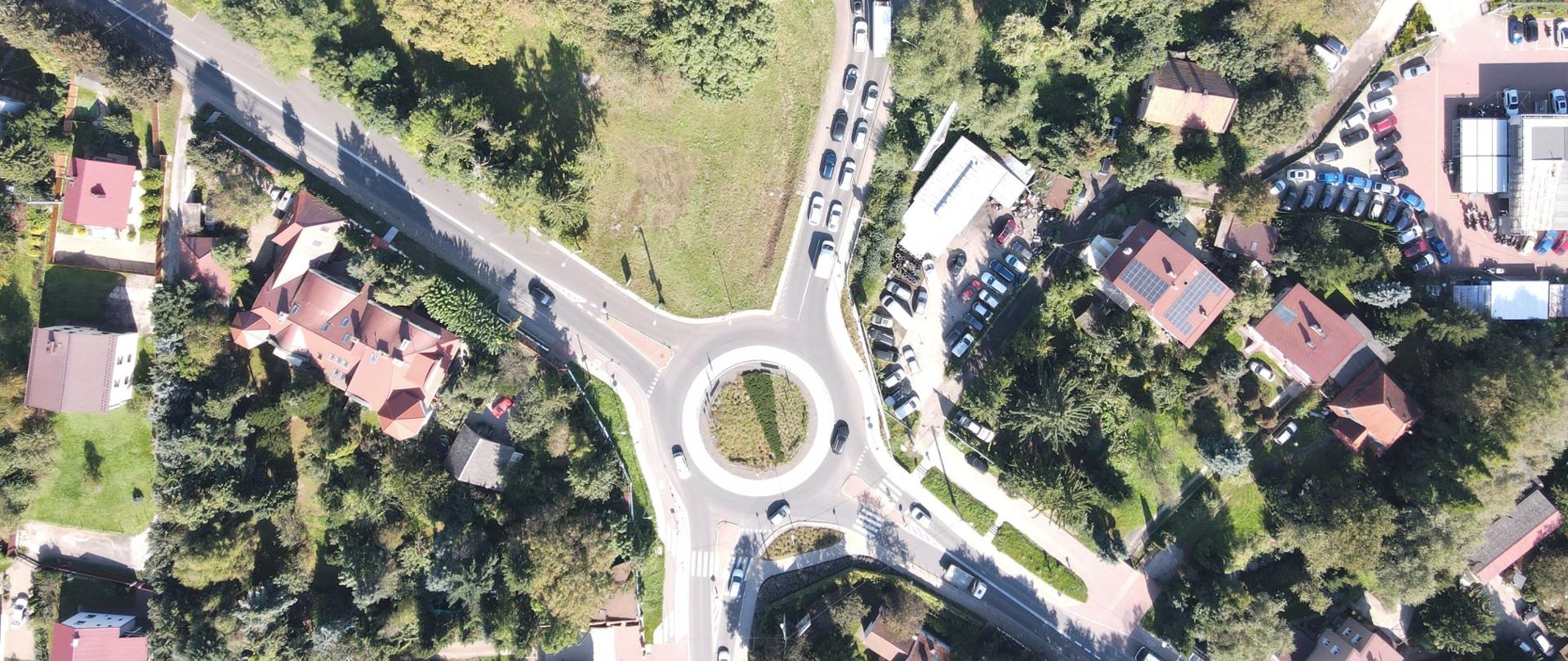zdjęcie lotnicze ronda Wieliczan i DK94 w Wieliczce, na południe od drogi teren zabudowany domami jednorodzinnymi