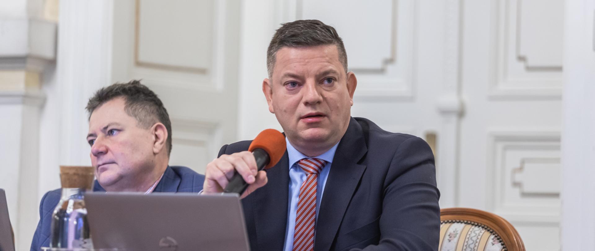 Wiceminister infrastruktury Przemysław Koperski podczas wyjazdowego posiedzenia sejmowej Komisji Nadzwyczajnej do spraw działań przeciwpowodziowych i usuwania skutków powodzi z roku 2024