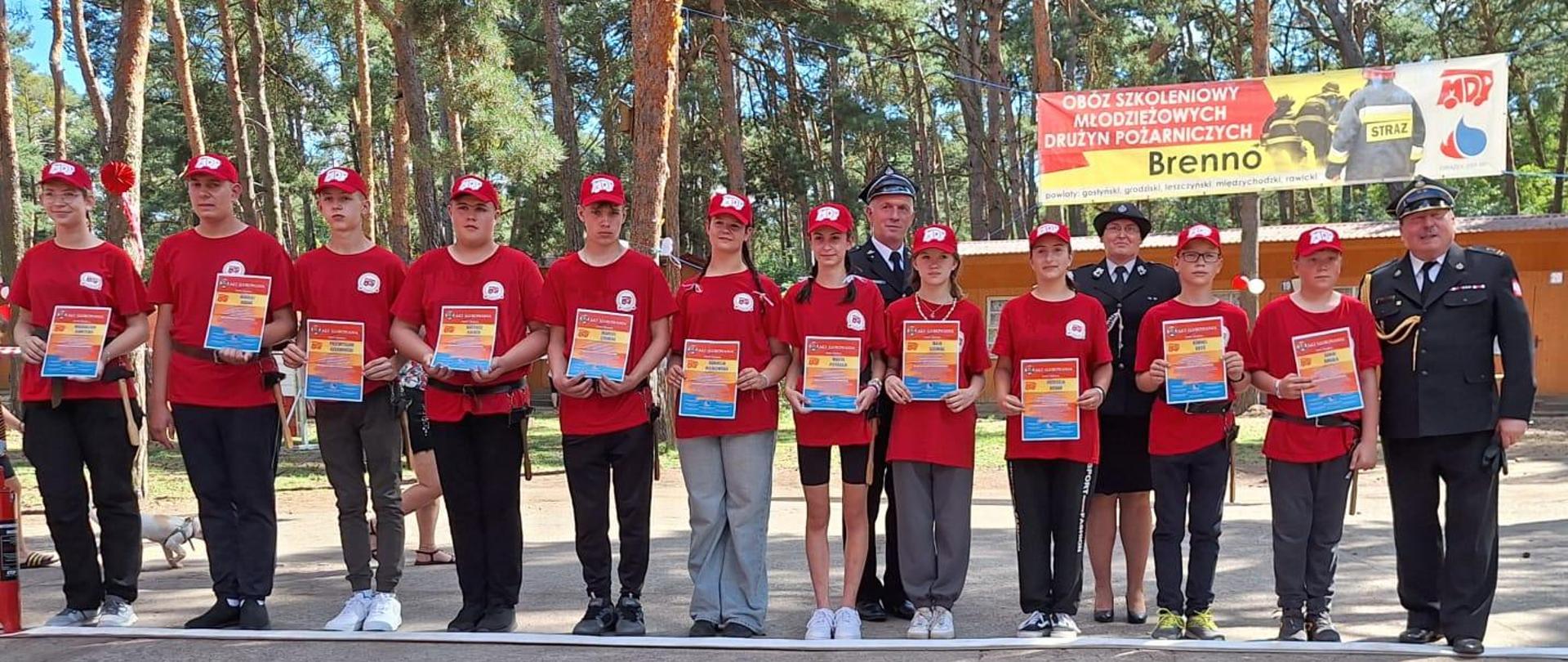 Zdjęcie grupowe młodzieżowej drużyny pożarniczej 