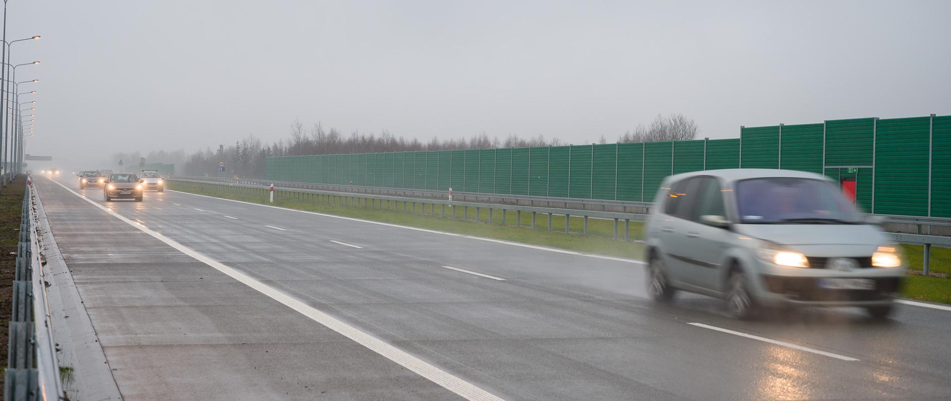 Deszczowy dzień. Samochody jadące drogą ekspresową.