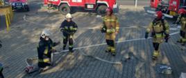 Strażacy rozwijają linię główną i gaśniczą
