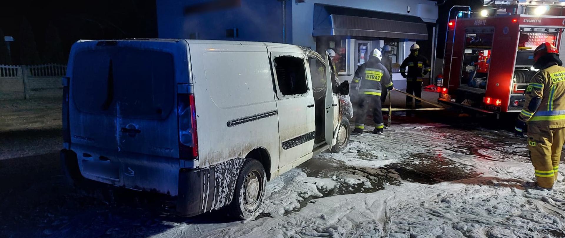 Wrak samochodu dostawczego po pożarze.